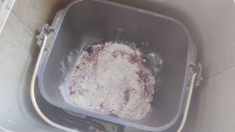 紫薯小馒头,然后将酵母埋盖好，喜欢的话可以加2g泡打粉，不喜欢就不要加了~然后将面包桶放入面包机