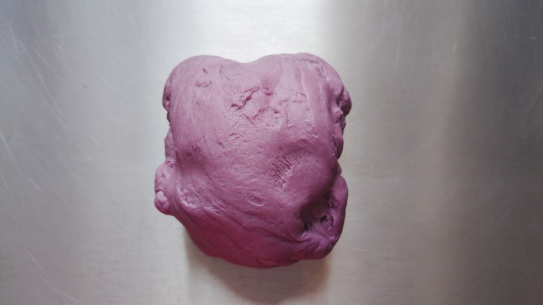 紫薯小馒头,15分钟后，取出揉好的面团