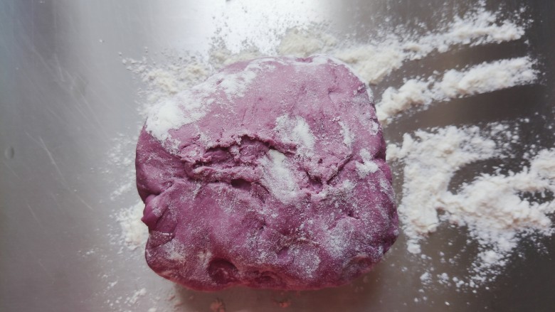 紫薯小馒头,20分钟后，洒适量干粉，将面团稍稍排气