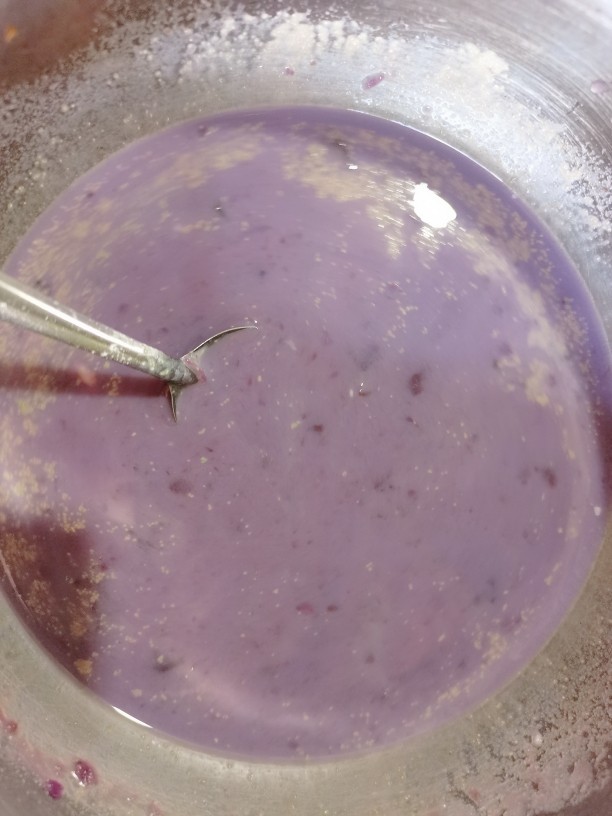 紫薯小馒头,再加入酵母粉搅拌均匀。