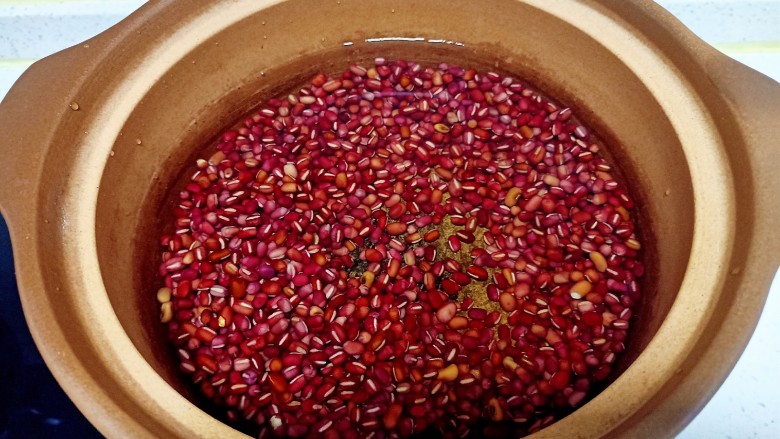红豆派,将浸泡好的红豆倒入大的砂锅中 放入清水 