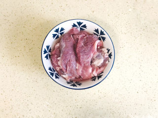 冬瓜薏米汤,浸泡薏米时，处理一下猪肉，腌制入味
