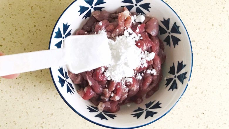 冬瓜薏米汤,撒入盐调味