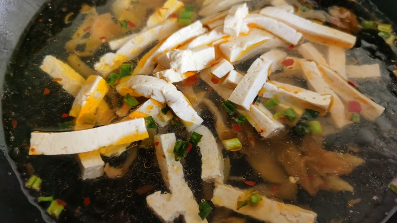 金针菇豆腐汤,加入适量的水，再加入豆腐。