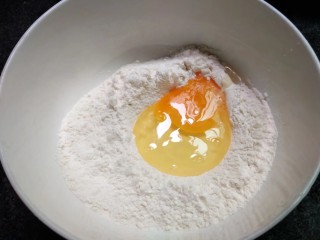 麦片面粉饼,打入鸡蛋