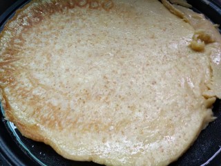 麦片面粉饼,煎至一面成形后，翻面