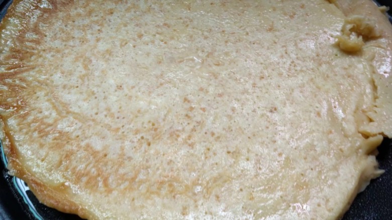 麦片面粉饼,煎至一面成形后，翻面