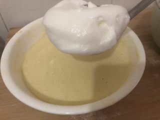山药鸡蛋糕,把三分之一的蛋白加入到淮山鸡蛋碗里，切拌均匀，不要打转搅，慢慢翻滚切拌均匀