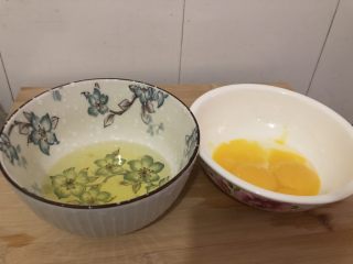 山药鸡蛋糕,把蛋白跟蛋黄分开，蛋白装在擦干水分的碗里