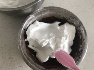 8寸巧克力戚风蛋糕🎂,取1/3的蛋白霜到蛋黄糊中翻拌均匀
