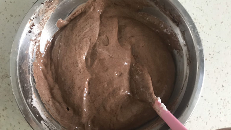 8寸巧克力戚风蛋糕🎂,翻拌均匀，不能画圈搅拌，会使蛋白消泡