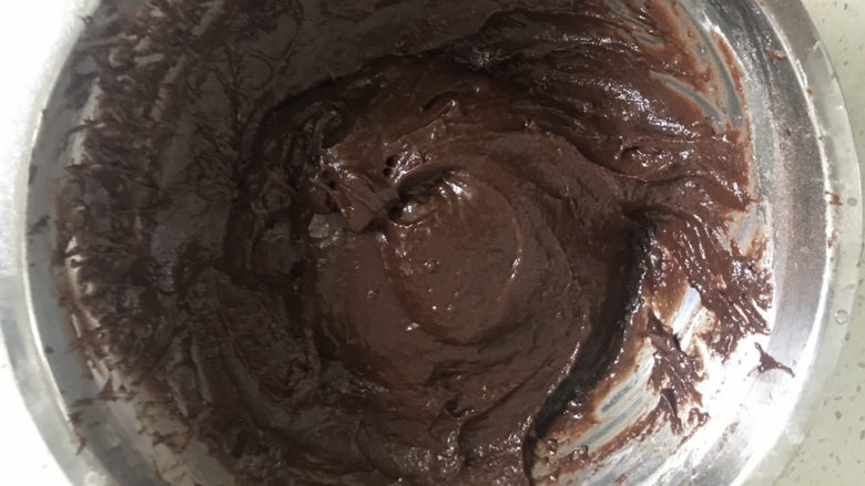 8寸巧克力戚风蛋糕🎂,拌好的蛋黄糊有点稠，提起蛋抽有明显纹路