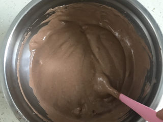 8寸巧克力戚风蛋糕🎂,翻拌好的蛋黄糊再全部倒入蛋白霜中，同样的手法翻拌均匀