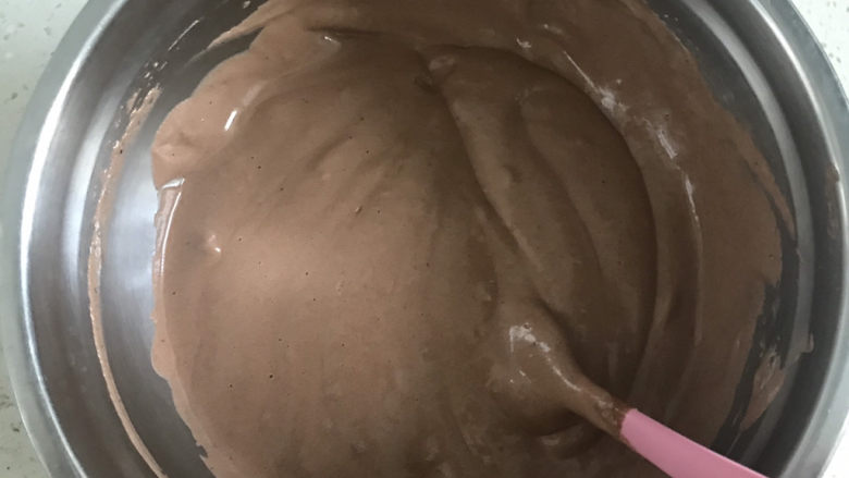 8寸巧克力戚风蛋糕🎂,翻拌好的蛋黄糊再全部倒入蛋白霜中，同样的手法翻拌均匀