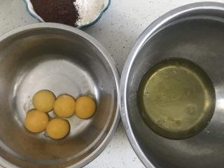 8寸巧克力戚风蛋糕🎂,准备两个干净无油无水的盆，分离蛋清和蛋黄，蛋白里不能掉入蛋黄，否则蛋白打不起来，分离好的蛋白放冰箱冷藏备用