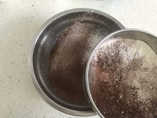 8寸巧克力戚风蛋糕🎂,再分两次筛入低筋面粉和可可粉画“z”字搅拌至无颗粒