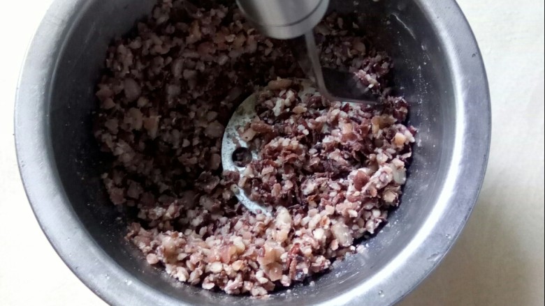 红豆薏米糊,将红豆压碎。