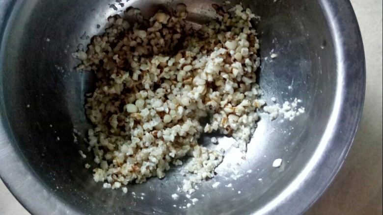 红豆薏米糊,将薏米压碎。