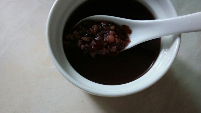 红豆薏米糊,盛入汤盅中。