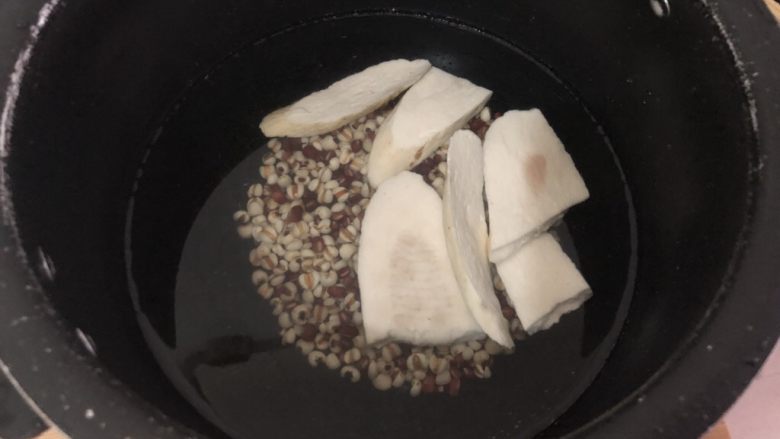 红豆薏米糊,锅里再加入些适量的水
