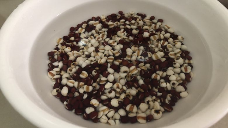 红豆薏米糊,把洗好的红豆薏米用清水泡1小时