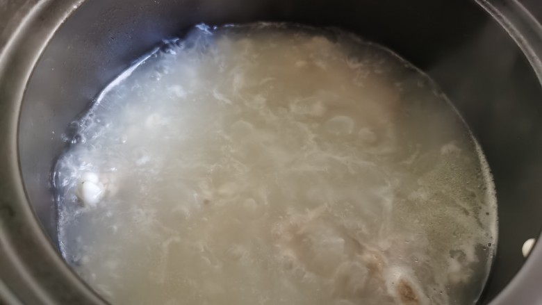 冬瓜薏米汤,当汤煮到颜色发白，排骨和薏米已经熟了的时候。
