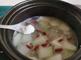 冬瓜薏米汤,根据个人口味加入盐。