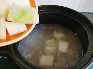 冬瓜薏米汤,加入冬瓜块。