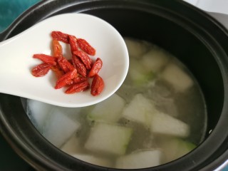 冬瓜薏米汤,加入几个枸杞。