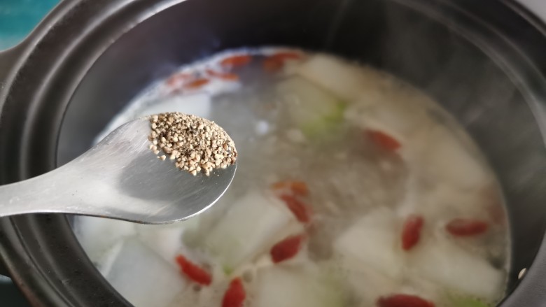冬瓜薏米汤,加入少许胡椒粉，继续炖至冬瓜成熟。