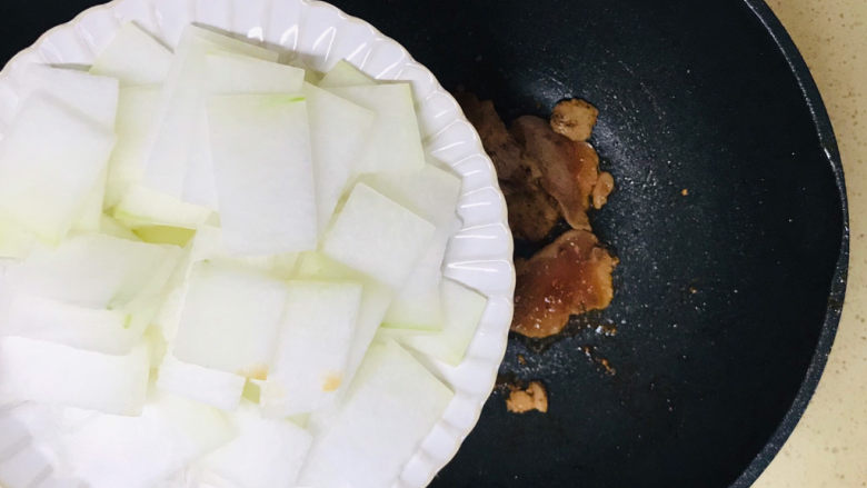 冬瓜薏米汤,加入冬瓜片，煸炒均匀