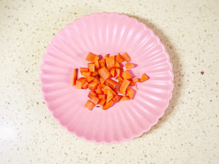 冬瓜薏米汤,胡萝卜洗净切丁备用