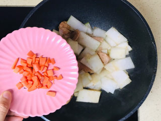 冬瓜薏米汤,加入胡萝卜丁