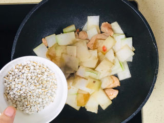 冬瓜薏米汤,翻炒均匀后，将薏米和浸泡薏米的水，一起倒入其中，水要抹过食材