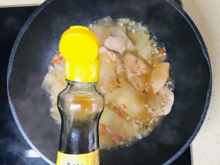 冬瓜薏米汤,煮至水稍微干一些，淋入香油提香，就可以关火起锅了