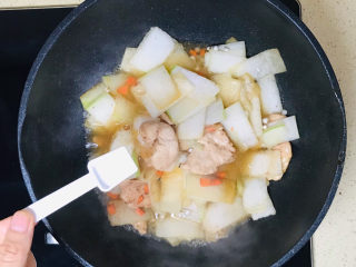 冬瓜薏米汤,根据自己口味，撒入盐调味