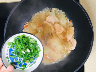 冬瓜薏米汤,装盘前，撒入葱花，翻炒均匀