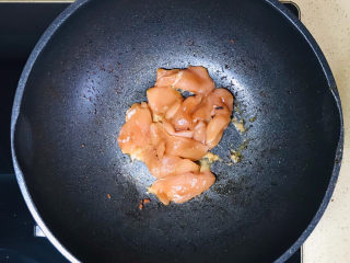 冬瓜薏米汤,起油锅，加油烧热，投入猪肉煸炒