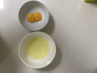 蛋烘饼,分离鸡蛋，放置在干净的容器中