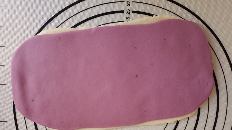 紫薯小馒头,白色面片上刷一层水或牛奶，再把紫薯面片铺上去