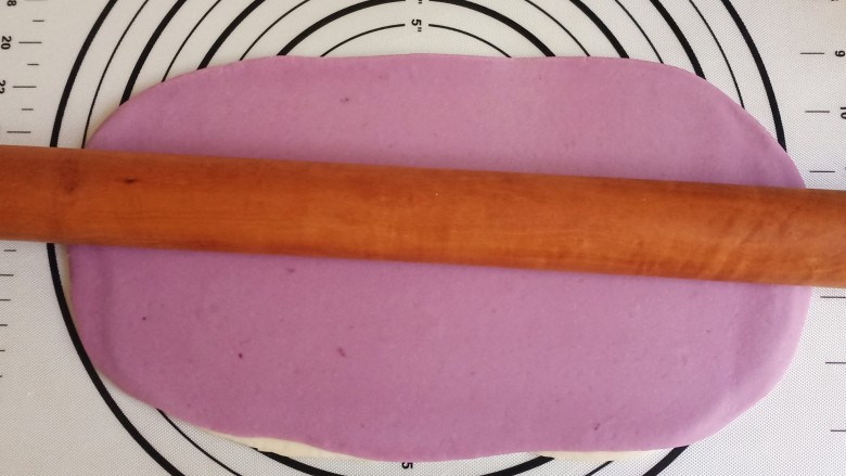 紫薯小馒头,用擀面杖擀成薄片，还是像之前一样的长方形