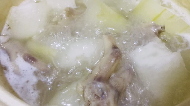 冬瓜薏米汤,煮至冬瓜变软