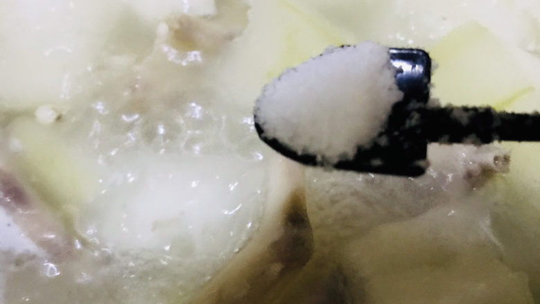冬瓜薏米汤,加入1小勺盐调味