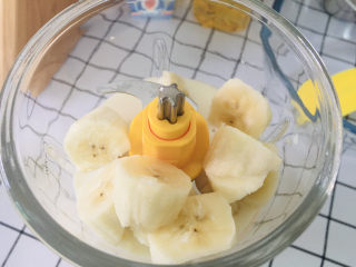 香蕉杯子蛋糕,香蕉切成块放入料理机。