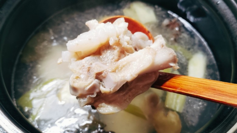 海带猪蹄汤,选择煲汤功能，猪蹄汤煲好备用。