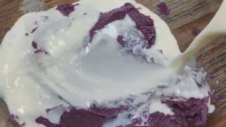 紫薯小馒头,加入半瓶纯奶，这个主要是代替水，这样做好的小馒头有奶香味。