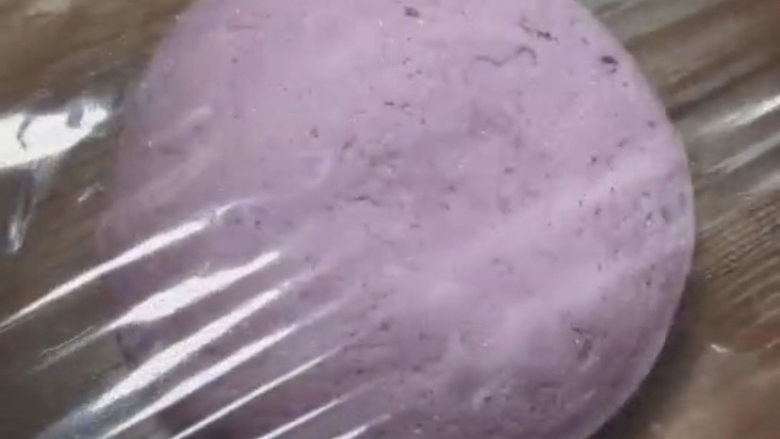 紫薯小馒头,然后盖上保鲜膜放在温暖处密封醒发。