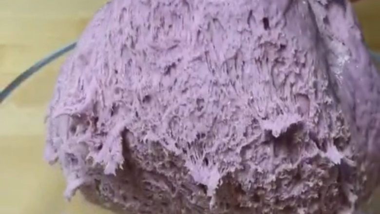 紫薯小馒头,面团醒发膨胀到两倍大就差不多了，醒发好的面团内部有很多的网状气孔
