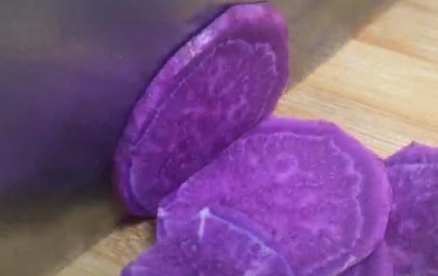 紫薯小馒头,切成薄片，这样蒸起来更容易熟。
