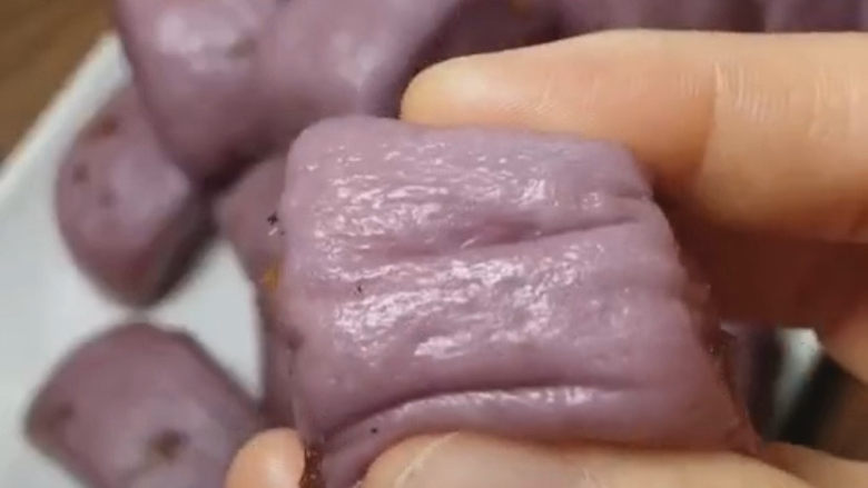 紫薯小馒头,做好的小馒头蓬松柔软，香甜可口